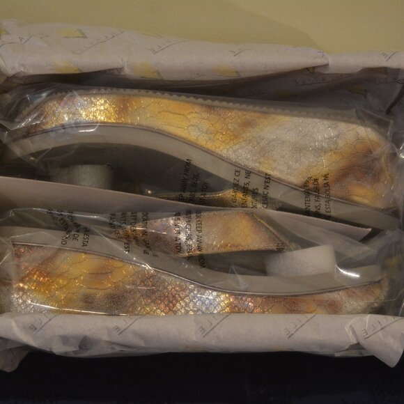 VOLATILE Frappachino Wedge Sandals Women’s 10 Metallic Snake Thong Slip-On NIB - Picture 3 of 7
